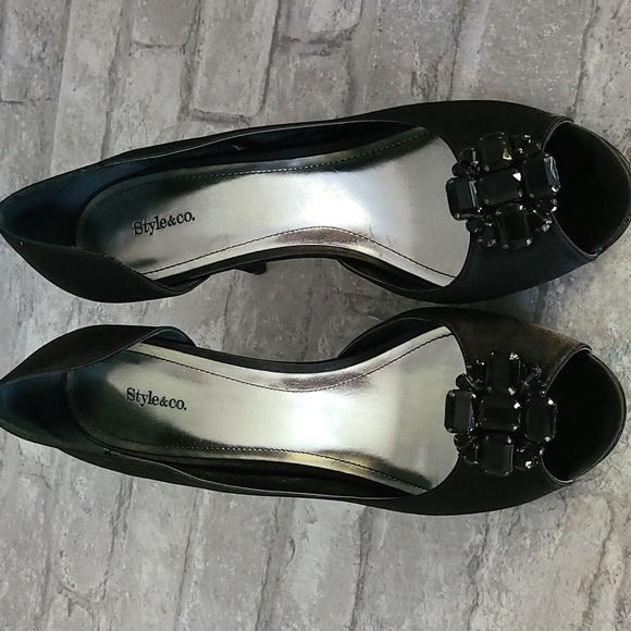 Black Style & Co. Heals with Jewels - Picture 3 of 5